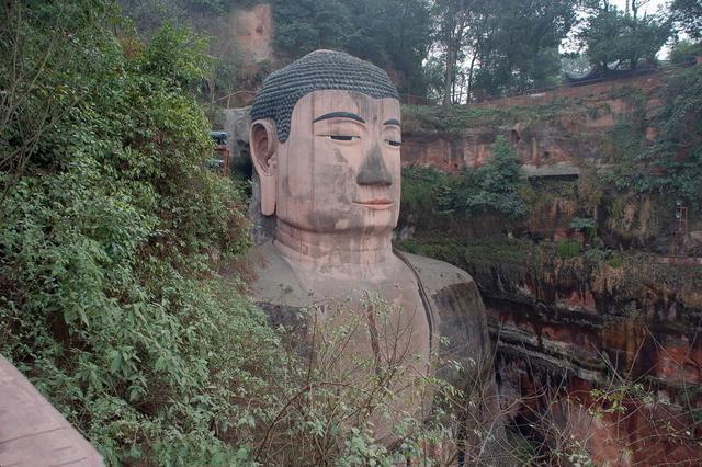 樂山大佛為何以屹立千年？又為何既不雙手合十也不打坐呢？