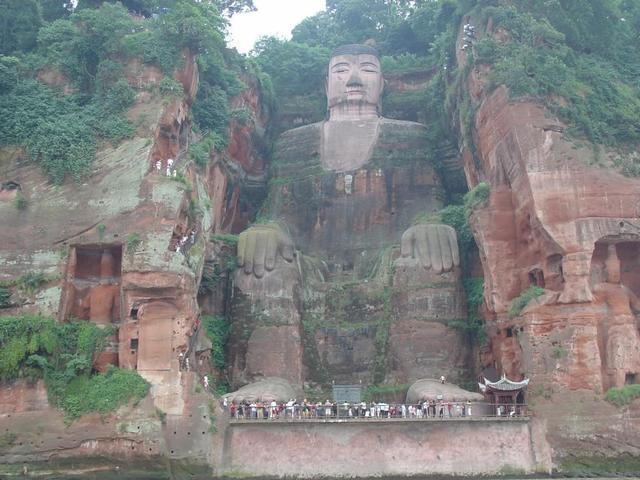 樂山大佛為何以屹立千年？又為何既不雙手合十也不打坐呢？